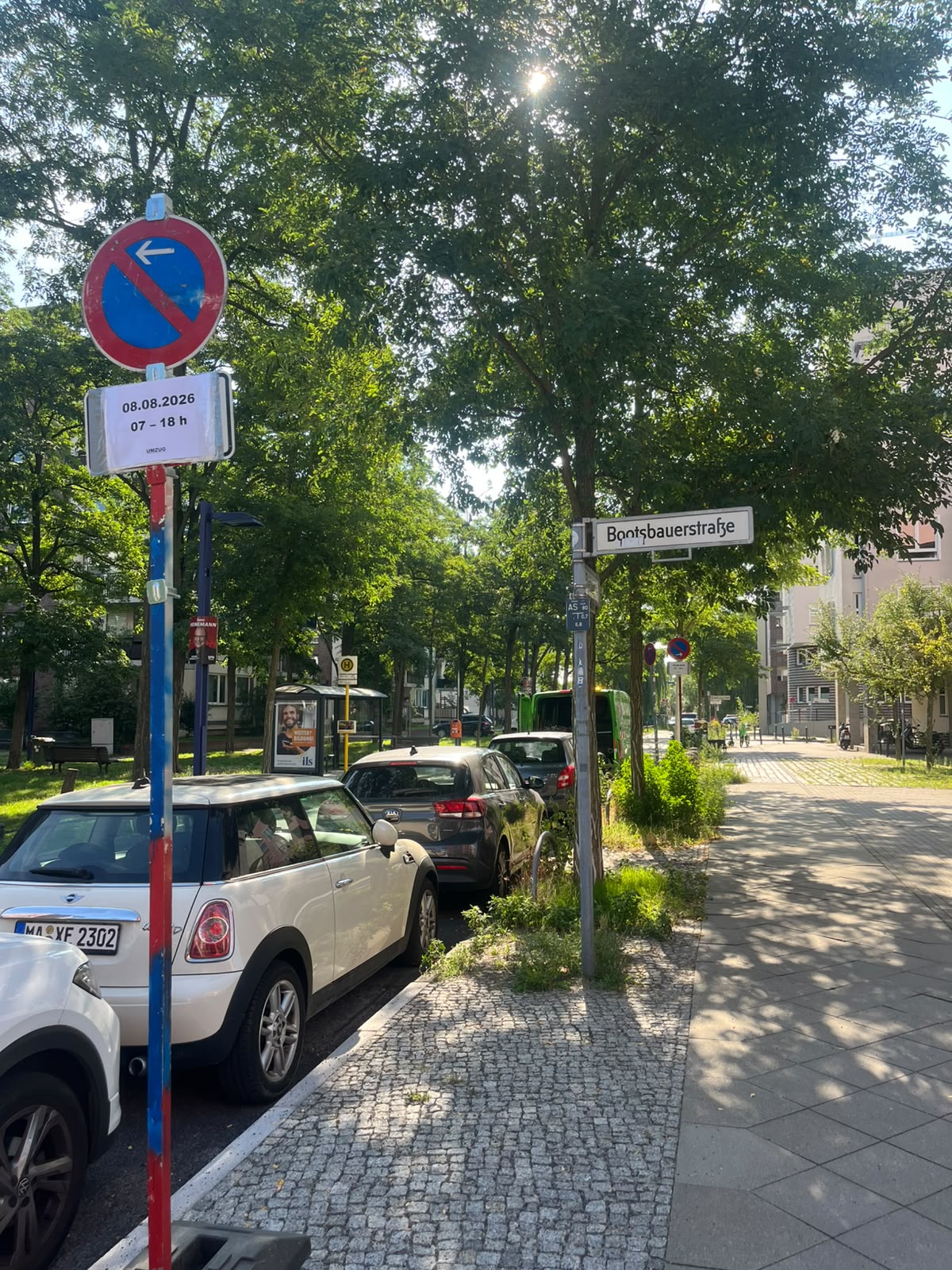Aufgestelltes Halteverbotsschild an einer Berliner Straße