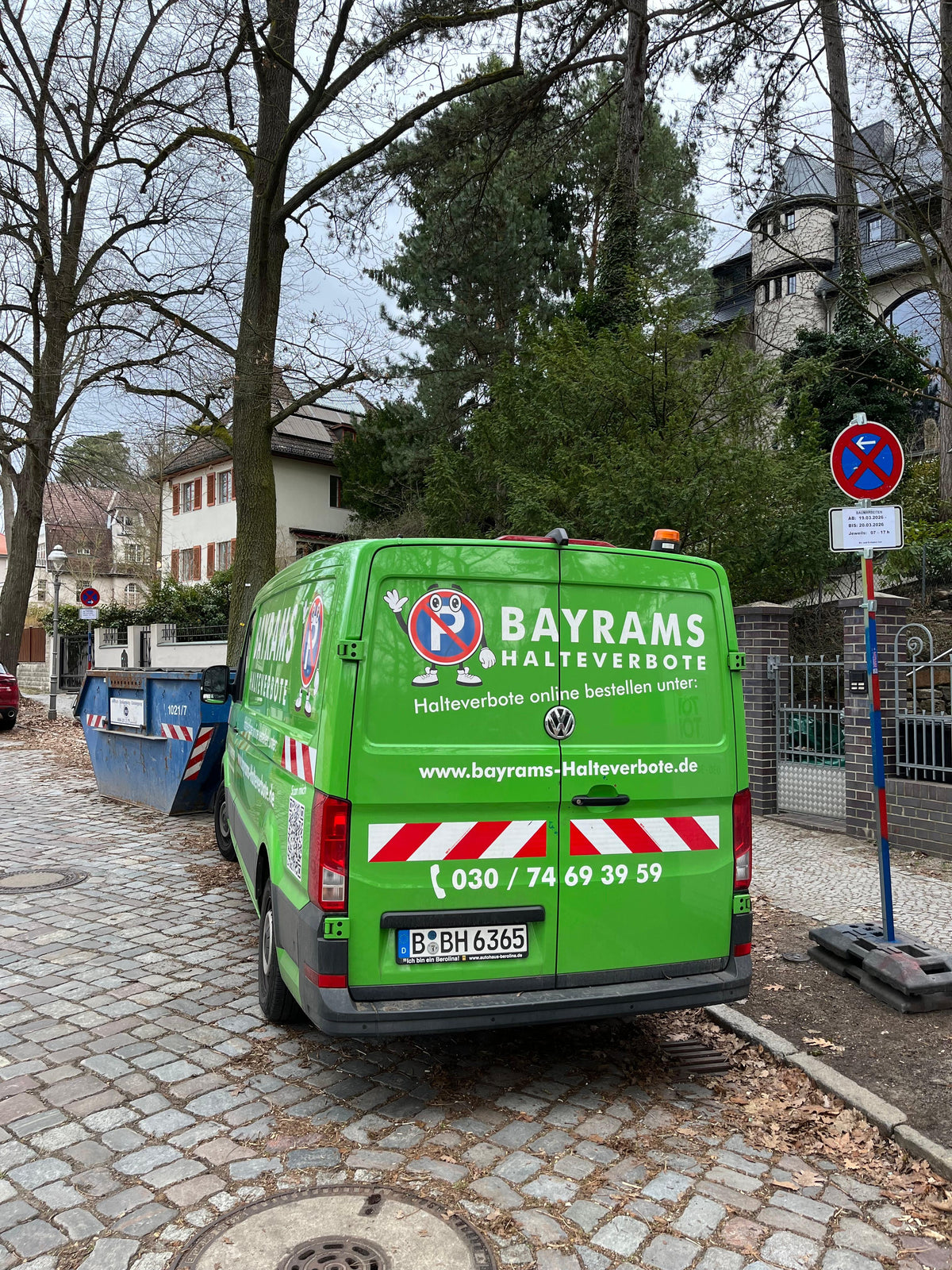 Bayrams Halteverbote – Firmenfahrzeug und Beschilderung im Einsatz