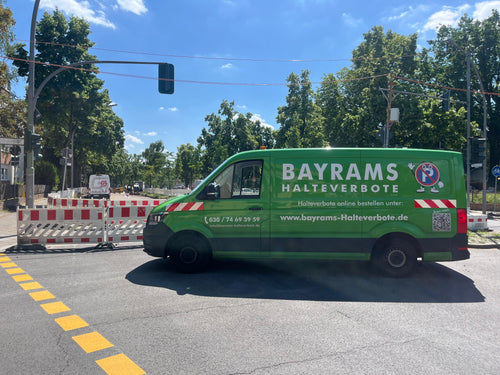 Bayrams Halteverbote - Firmenfahrzeug im Einsatz